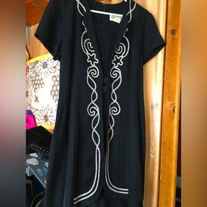 Vintage Julian Taylor dress. Form fitting and fun.